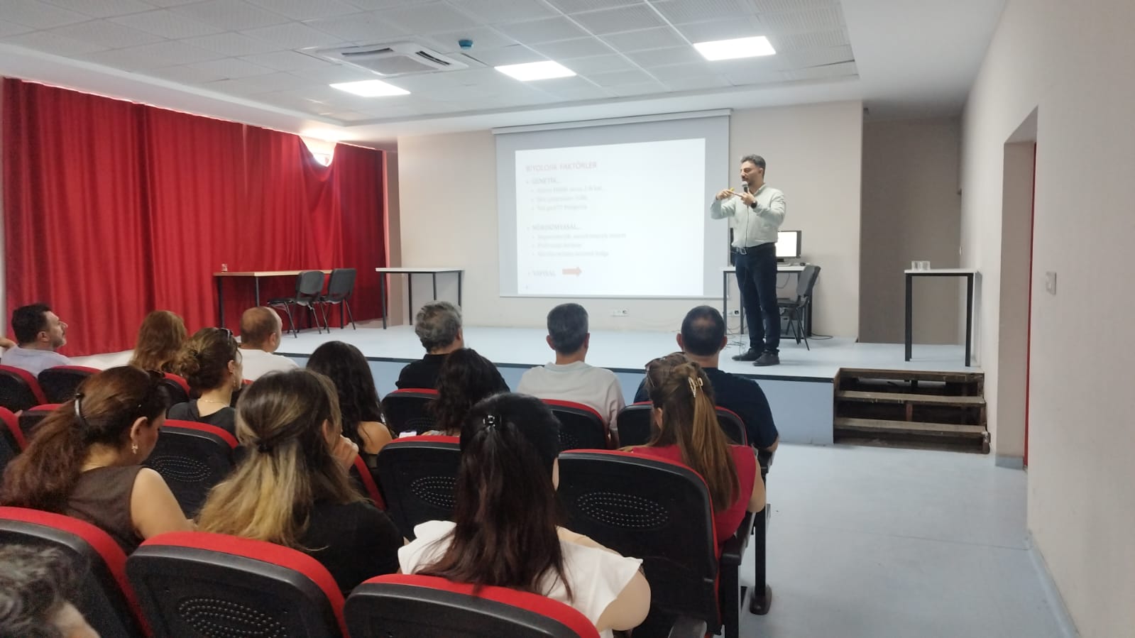 Uzm. Dr. Hüseyin Tunca amfide çocuk psikiyatrisinde nörobiyolojik süreçler sunumu yaparken