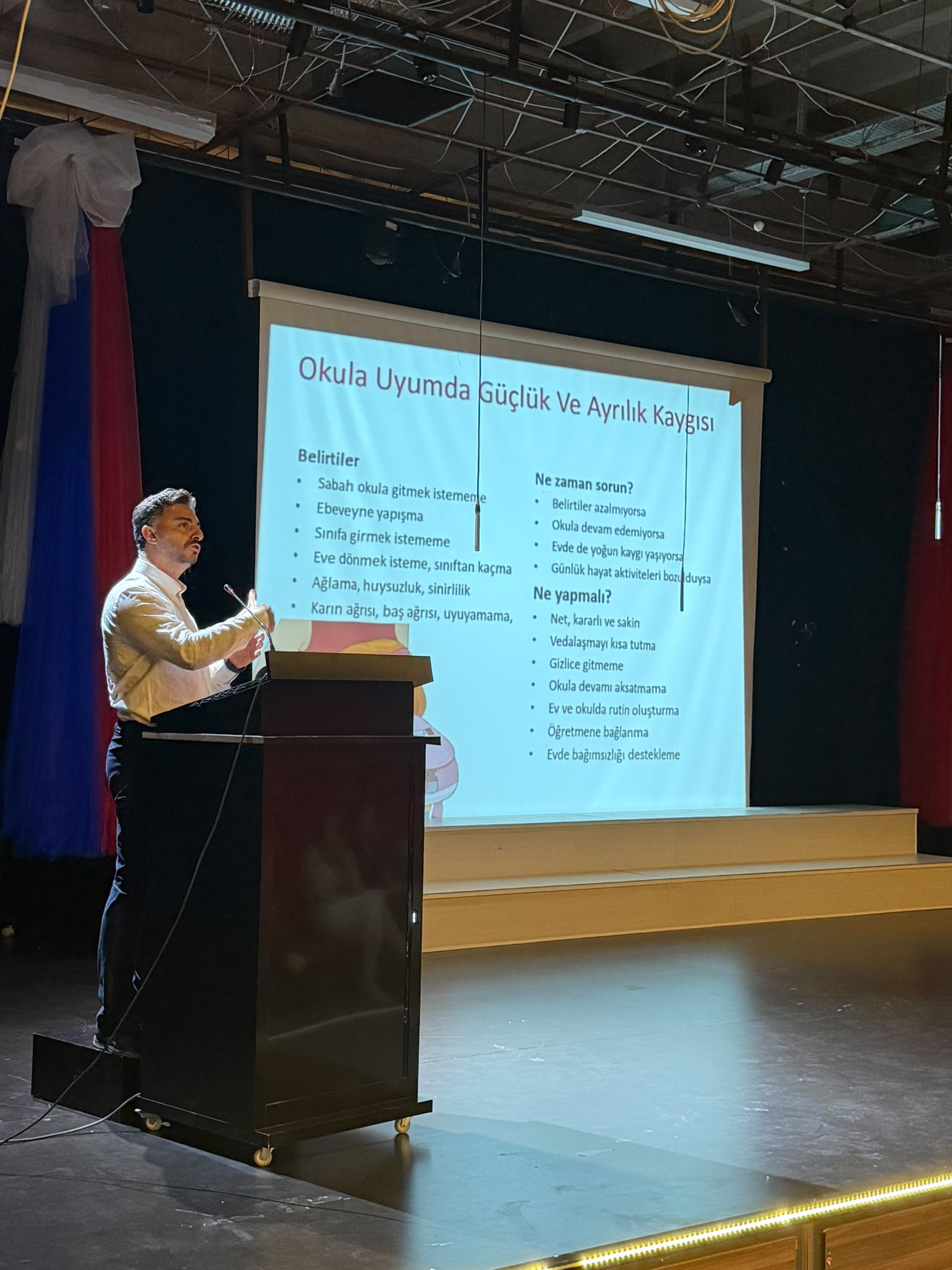 Uzm. Dr. Hüseyin Tunca kürsüde Okula Uyumda Güçlük ve Ayrılık Anksiyetesi semineri verirken
